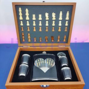 ست قمقمه جیبی و شات چرم مشکی طرح قلب مدل شطرنج